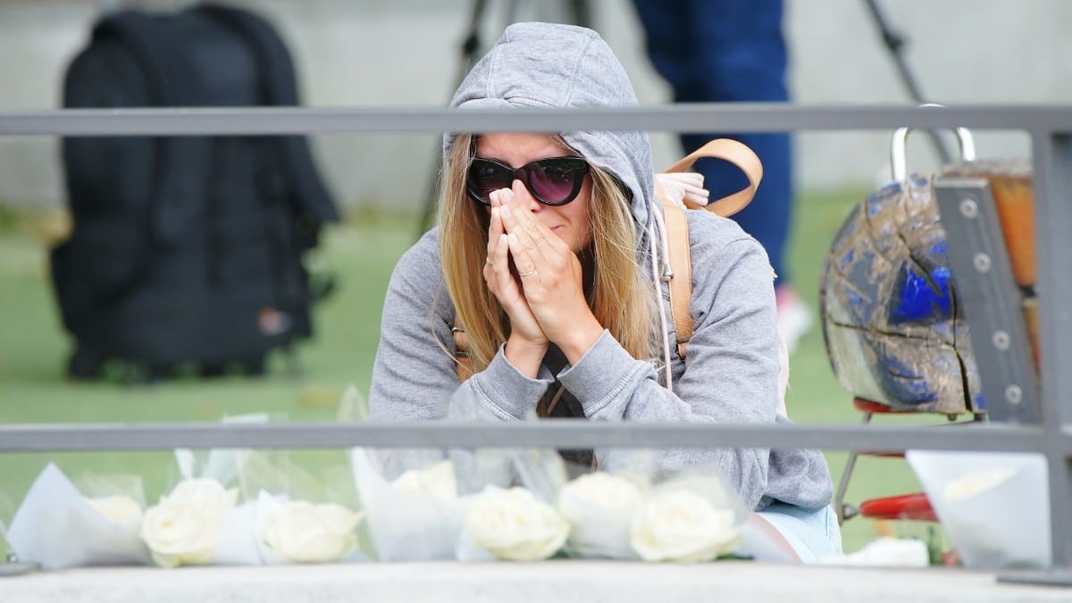 Una mujer llora junto al lugar del ataque donde se han colocado flores y velas en honor a las víctimas. Europa Press