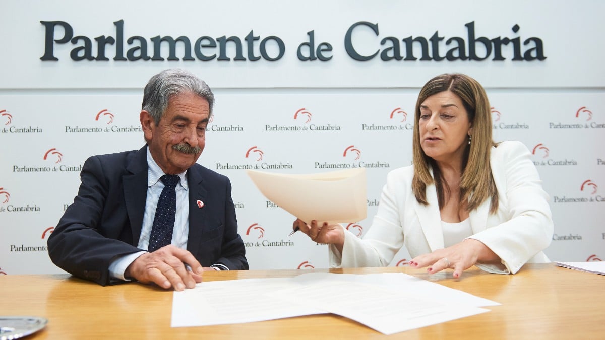 La presidenta del Partido Popular de Cantabria, María José Sáenz de Buruaga, firma con el secretario general del PRC, Miguel Ángel Revilla, el acuerdo para su investidura como presidenta de Cantabria. Europa Press