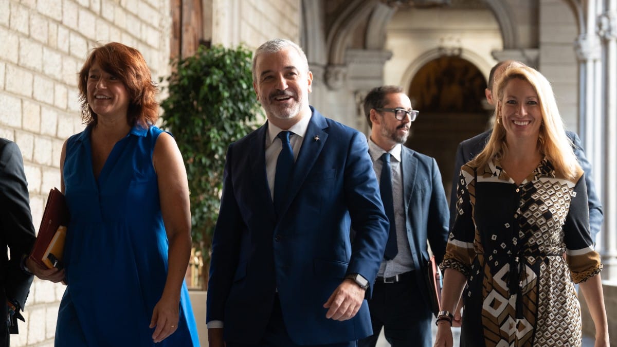 La teniente de alcalde de Agenda 2030, Transición Digital, Deportes y Coordinación Territorial y Metropolitana de Barcelona, Laia Bonet (1i); el alcalde de Barcelona, Jaume Collboni (2i), y la concejal del PSC en el Ayuntamiento de Barcelona, María Eugenia Gay. Europa Press