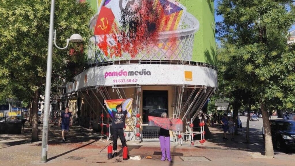 Dos activistas de Futuro Vegetal bajo la lona de VOX en Madrid. Europa Press