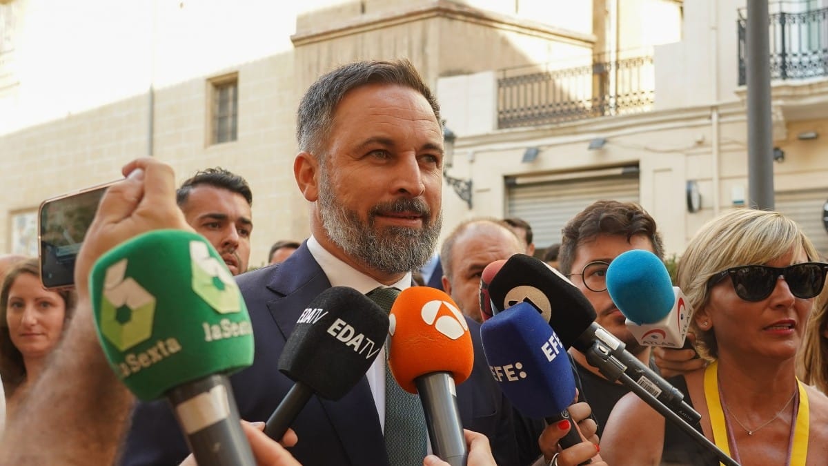 El líder de VOX, Santiago Abascal, atiende los medios antes de entrar en Las Cortes Valencianas para la constitución de las mismas. Europa Press