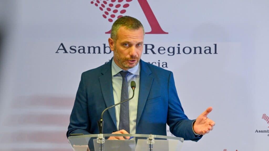El portavoz del PP en la Asamblea Regional, Joaquín Segado, durante una rueda de prensa. Europa Press
