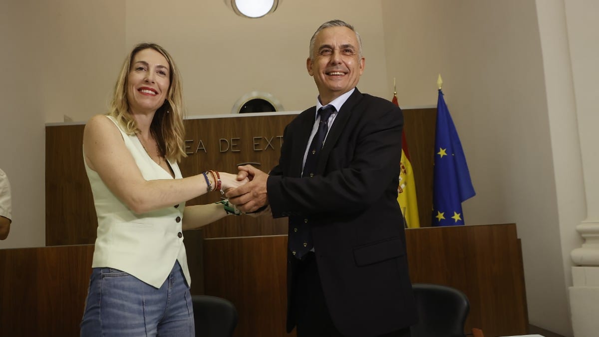 La presidenta del PP de Extremadura, María Guardiola y el portavoz de Vox en la Asamblea de Extremadura, Ángel Pelayo Gordillo. Europa Press