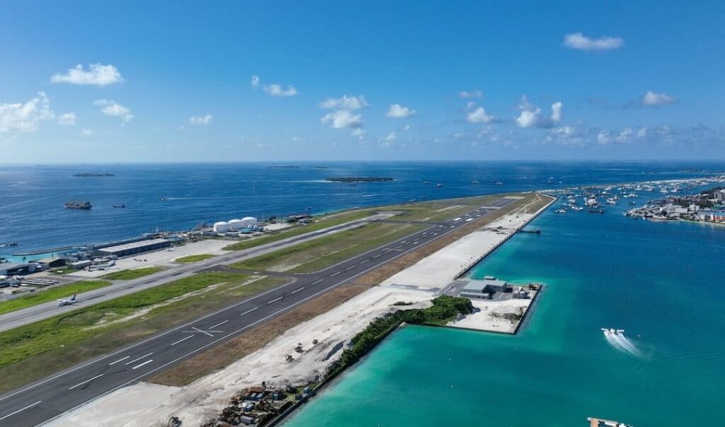 Las Maldivas, a las que el cambio climático iba a «dejar bajo el Índico» en 2018, inauguran su nuevo aeropuerto al nivel del mar