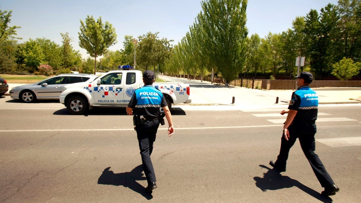 La Policía desaloja a más de 60 familias de okupas de un bloque de viviendas en Alcobendas (Madrid)