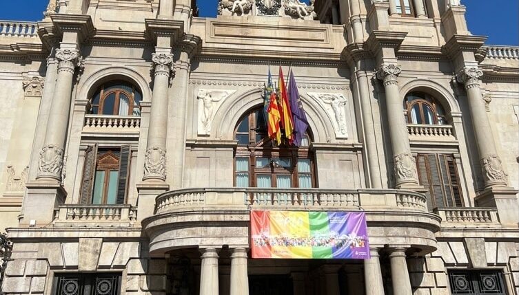 VOX exige la retirada de las banderas no oficiales del Ayuntamiento de Valencia