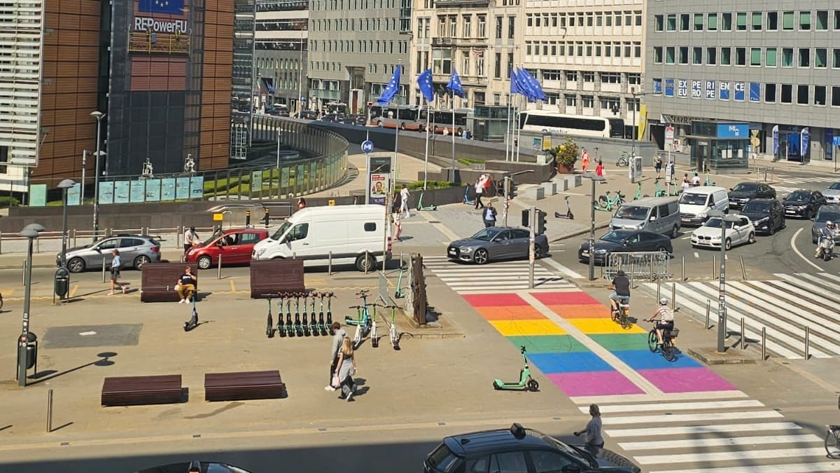 Las instituciones de Bruselas imponen la ideología ‘woke’ y la bandera LGTBI a todos los europeos