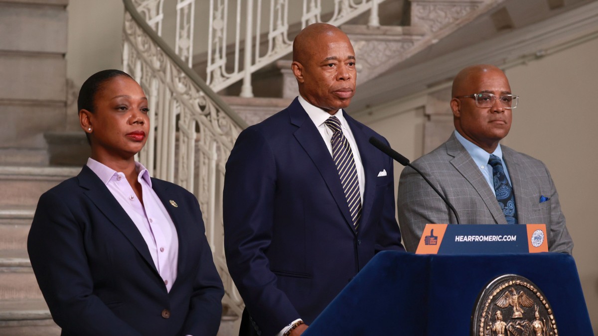 El alcalde de Nueva York demanda a 30 condados que se niegan a alojar a los ilegales expulsados de la ciudad
