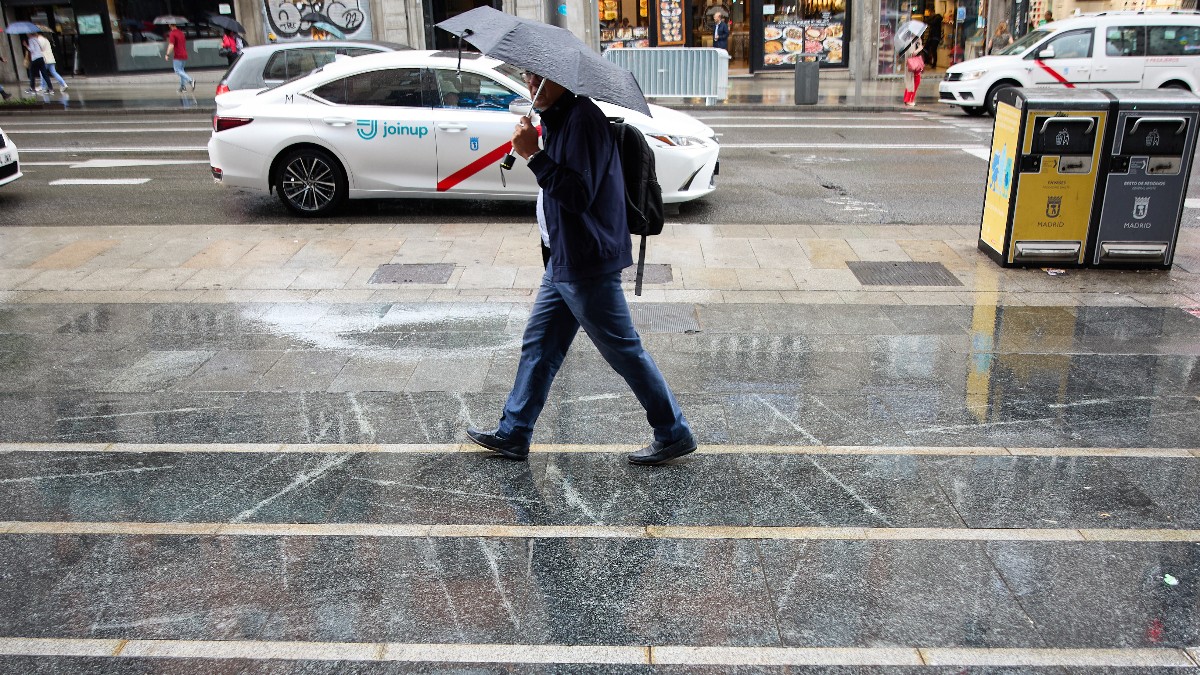 Lluvias y tormentas podrán hoy en riesgo a 15 provincias y Baleares tendrá aviso por calor