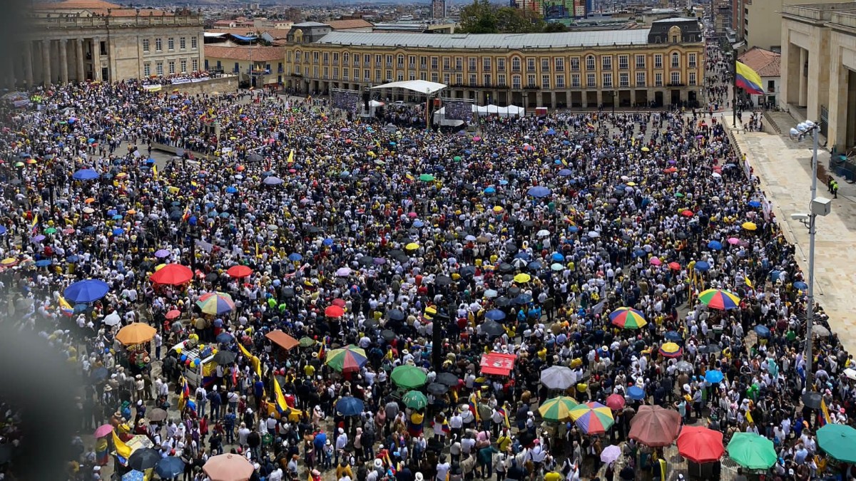 Miles de colombianos salen a la calle contra el Gobierno de Petro