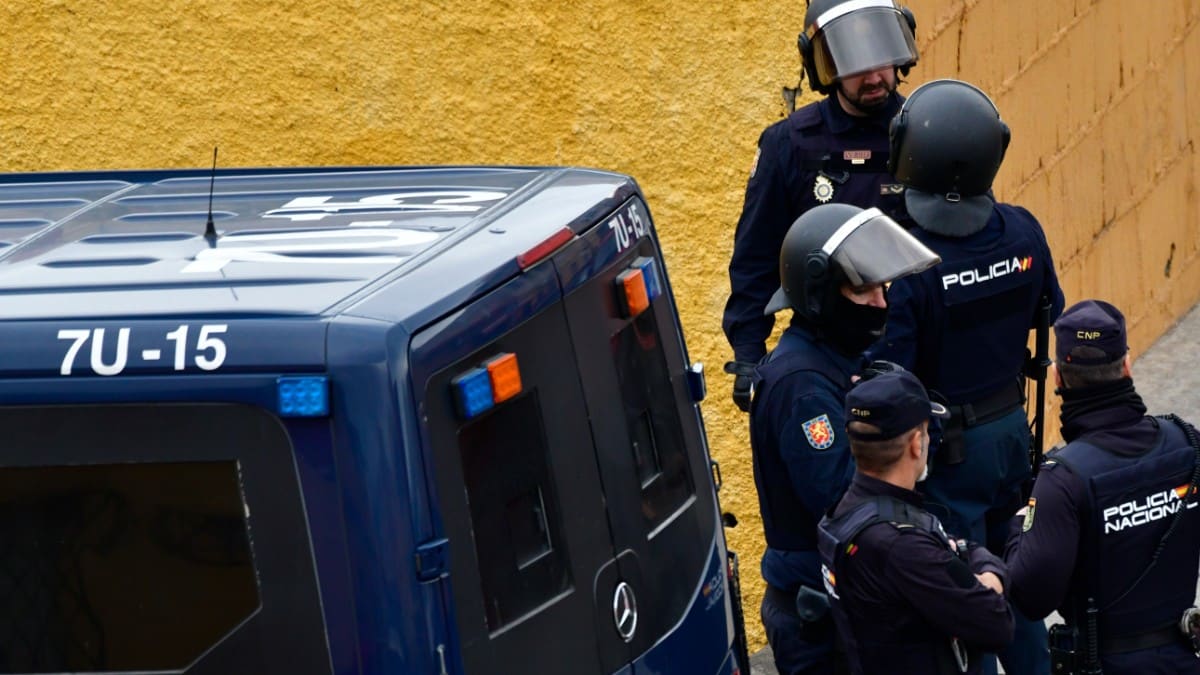 La Policía desaloja a más de 60 familias okupas de un bloque de viviendas en Alcobendas (Madrid)