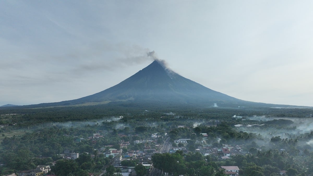Filipinas evacúa a más de 20.000 personas por la erupción del volcán Mayón