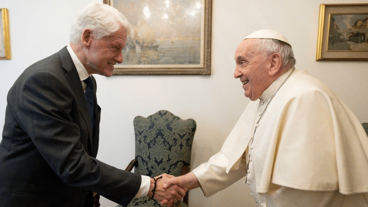 El Papa Francisco recibe al expresidente de EEUU Bill Clinton y al hijo de George Soros
