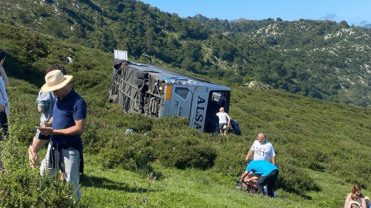 Vuelca un autobús en la subida a los Lagos de Covadonga con 25 personas en su interior, muchas de ellas niños