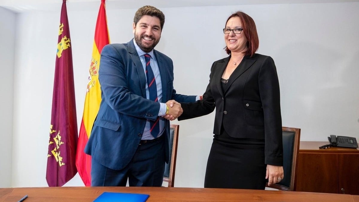 Firma del acuerdo de gobernabildiad entre PP y Cs. En la imagen Fernando López Miras e Isabel Franco se dan la mano tras la firma. Europa Press