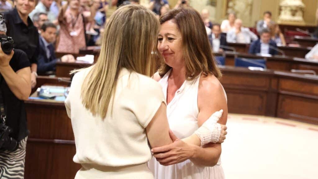 La nueva presidenta de Baleares saluda a la presidenta saliente. Europa Press