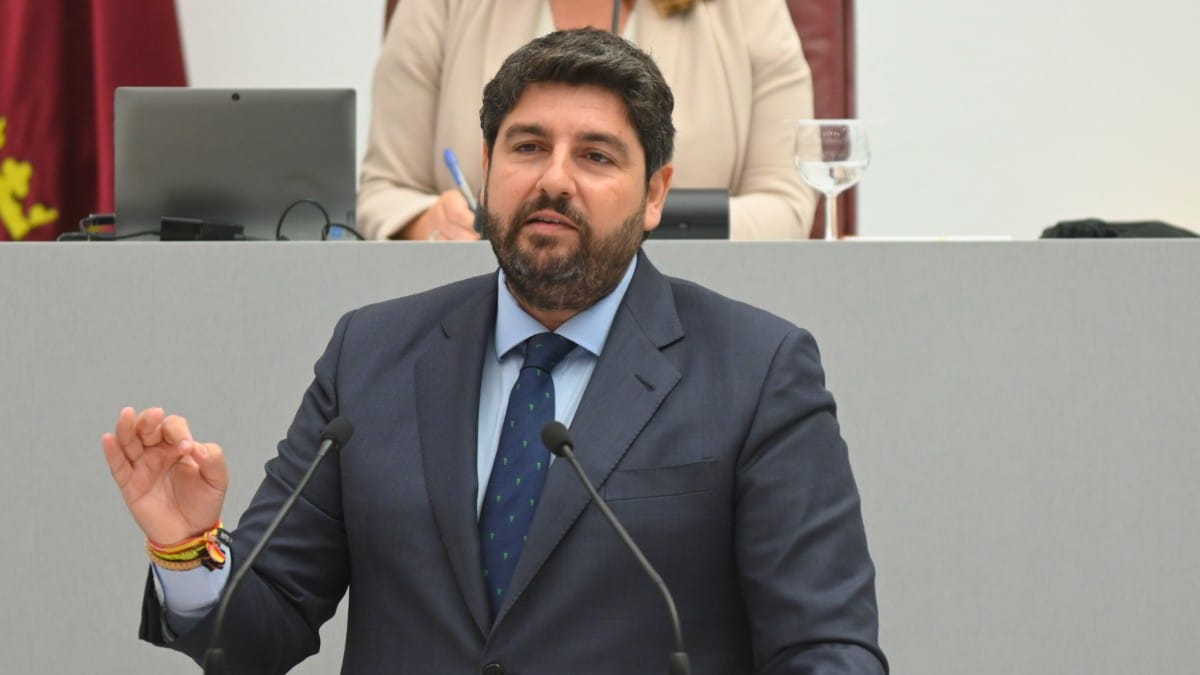 El candidato del Partido Popular para presidir Murcia, Fernando López Miras, interviene durante la segunda reunión del debate de Investidura. Europa Press