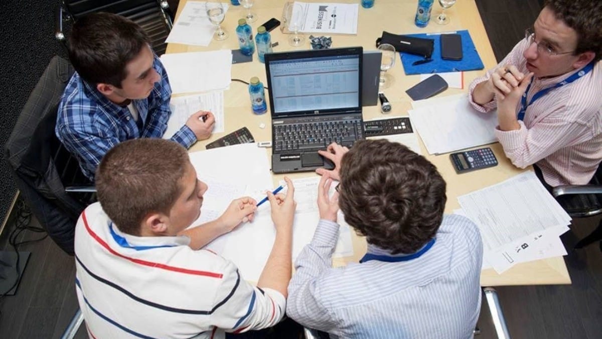 Jóvenes estudiantes consultan un ordenador. Europa Press