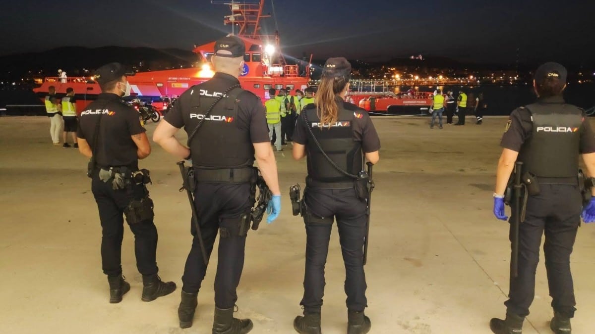 Momento en el que la patera investigada llegó a Baleares. Fuente: Policía Nacional