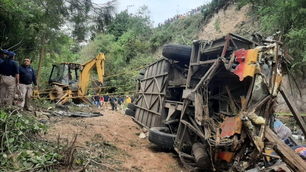 Al menos 29 personas fallecen en México al volcar un autobús