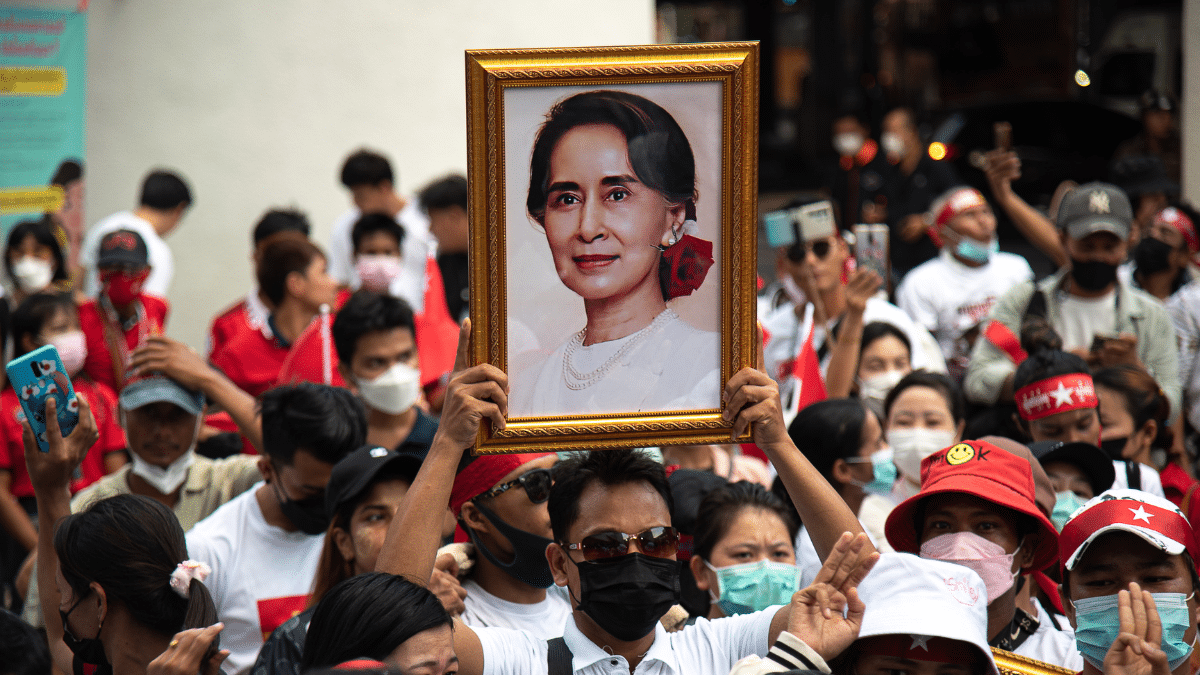 La junta militar de Birmania concede un indulto parcial a Suu Kyi, líder de facto del país hasta el golpe de Estado de 2021