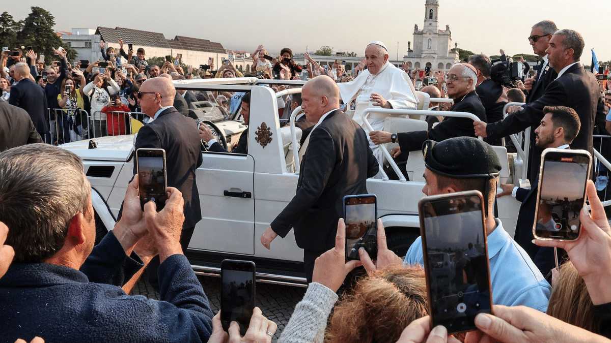 El Papa reza por la paz en Fátima y pide una Iglesia donde «todos puedan entrar»