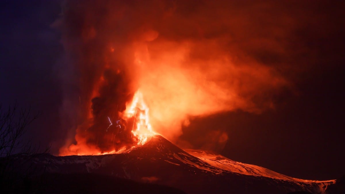 El Etna vuelve a entrar en erupción y provoca el cierre del aeropuerto de Catania