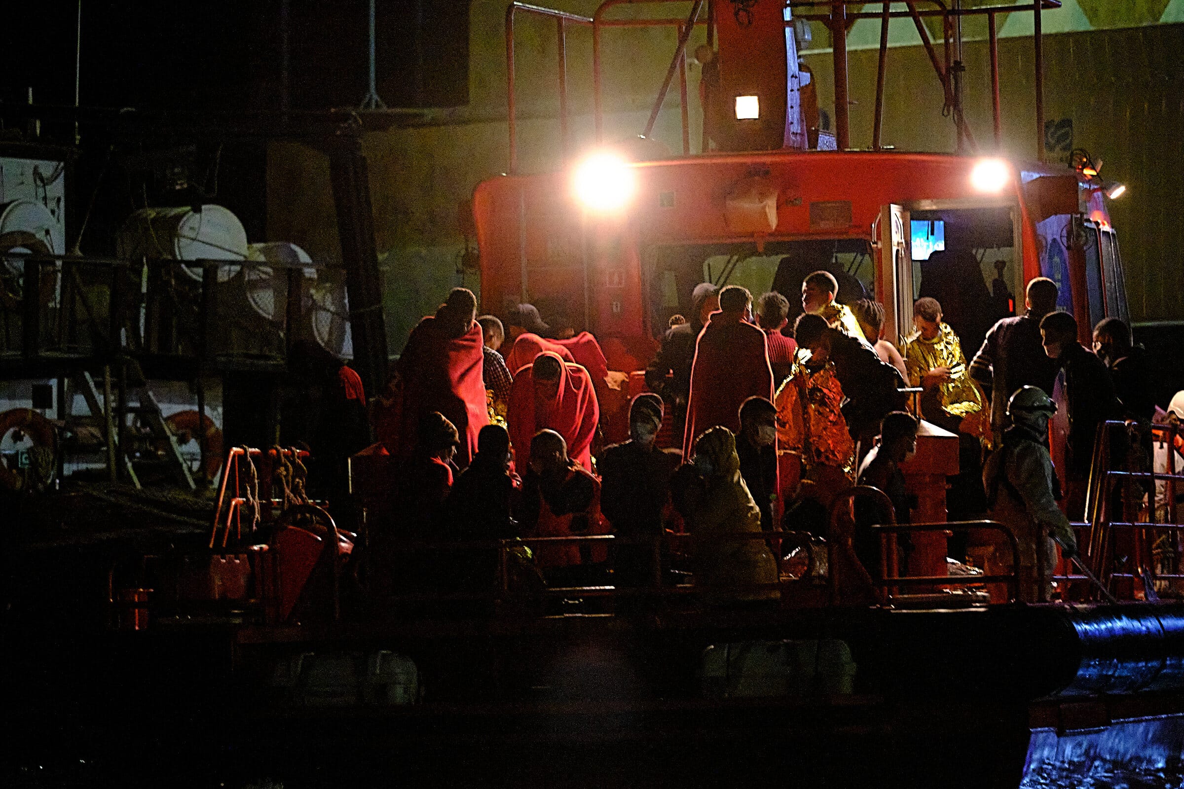 Un grupo de inmigrantes llegados al Puerto de Gran Tarajal. Europa Press