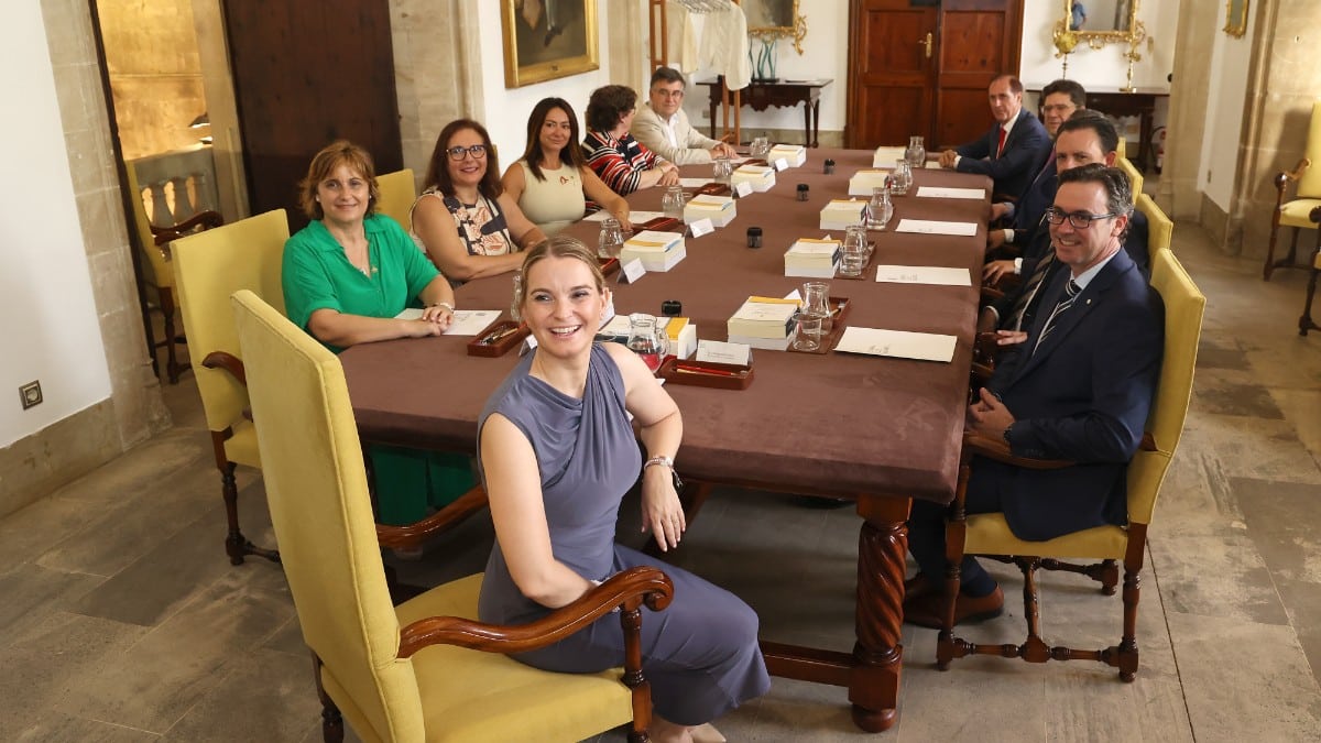 La presidenta del Gobierno balear, Margalida Prohens, y sus consejeros. Europa Press