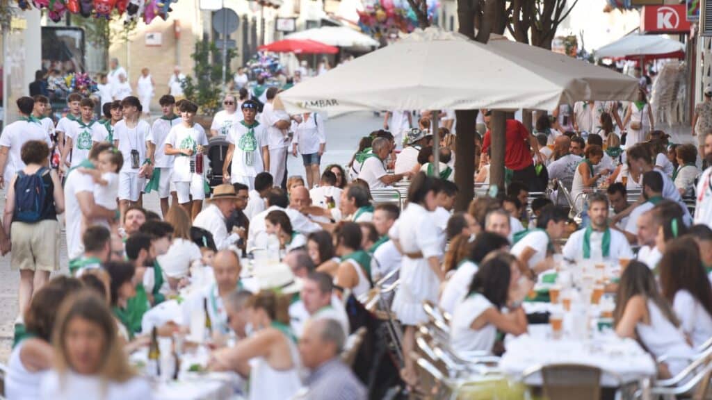 Terraza de un bar llena de clientes. Europa Press