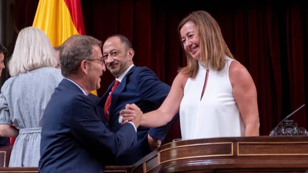 El presidente del PP, Alberto Núñez Feijóo, y la presidenta del Congreso, Francina Armengol, se dan la mano durante la Sesión Constitutiva de la XV Legislatura en el Congreso de los Diputados. Europa Press