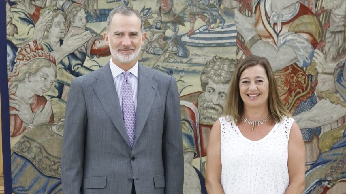 El Rey Felipe VI con la presidenta del Congreso, Francina Armengol