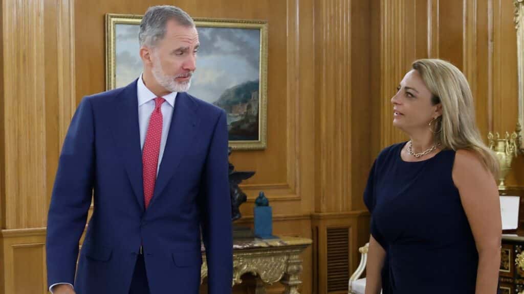 El Rey Felipe VI con la diputada de Coalición Canaria (CC), Cristina Valido. Europa Press