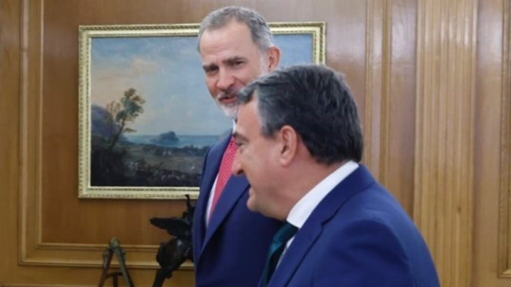El Rey Felipe VI con el portavoz del PNV, Aitor Esteban. Europa Press