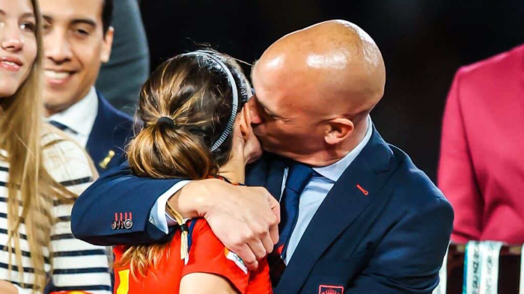 El presidente de RFEF, Luis Rubiales, besa en la mejilla a la jugadora de la selección Aitana Bonmati tras ganar el mundial. Europa Press