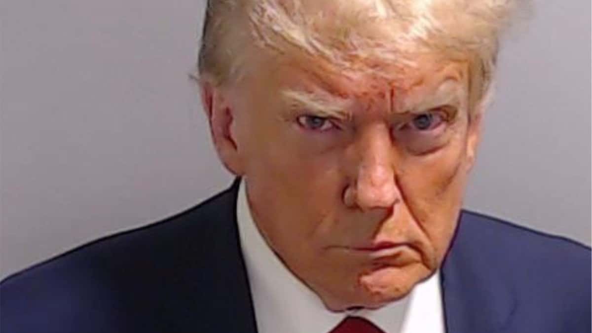 Trump califica su arresto de «injerencia electoral» y anima a sus seguidores a «no rendirse nunca»
