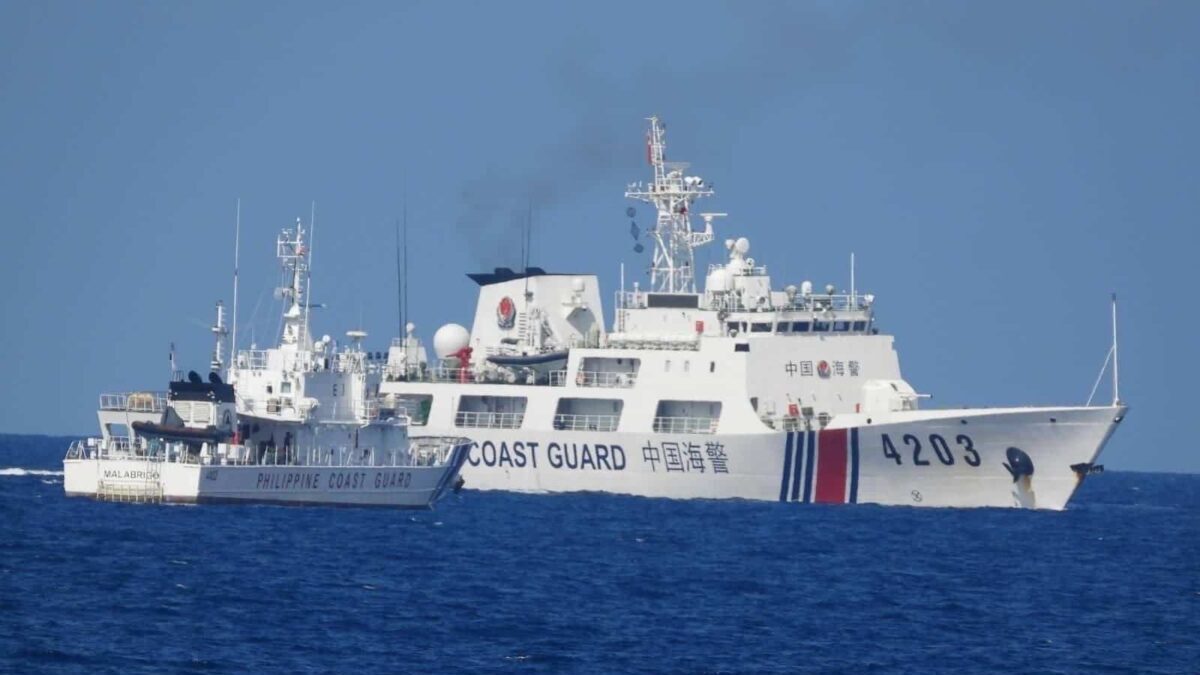 Filipinas cita al embajador chino por el ataque con cañones de agua contra la Guardia Costera