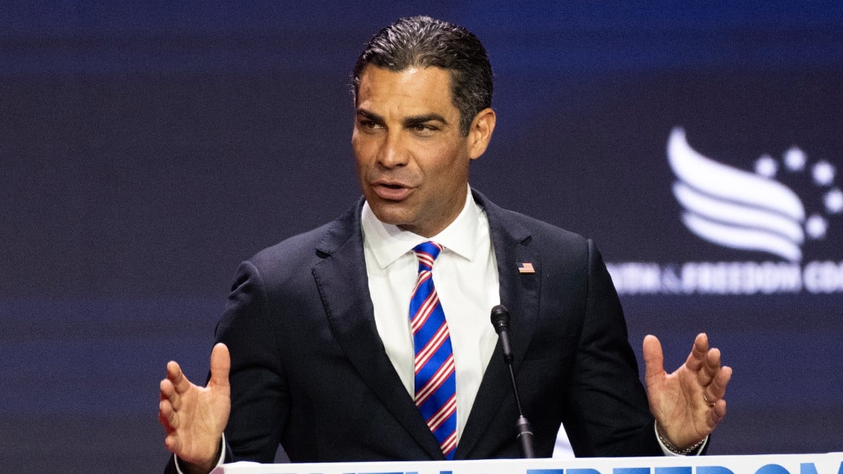 El alcalde republicano de Miami retira su candidatura para las elecciones presidenciales