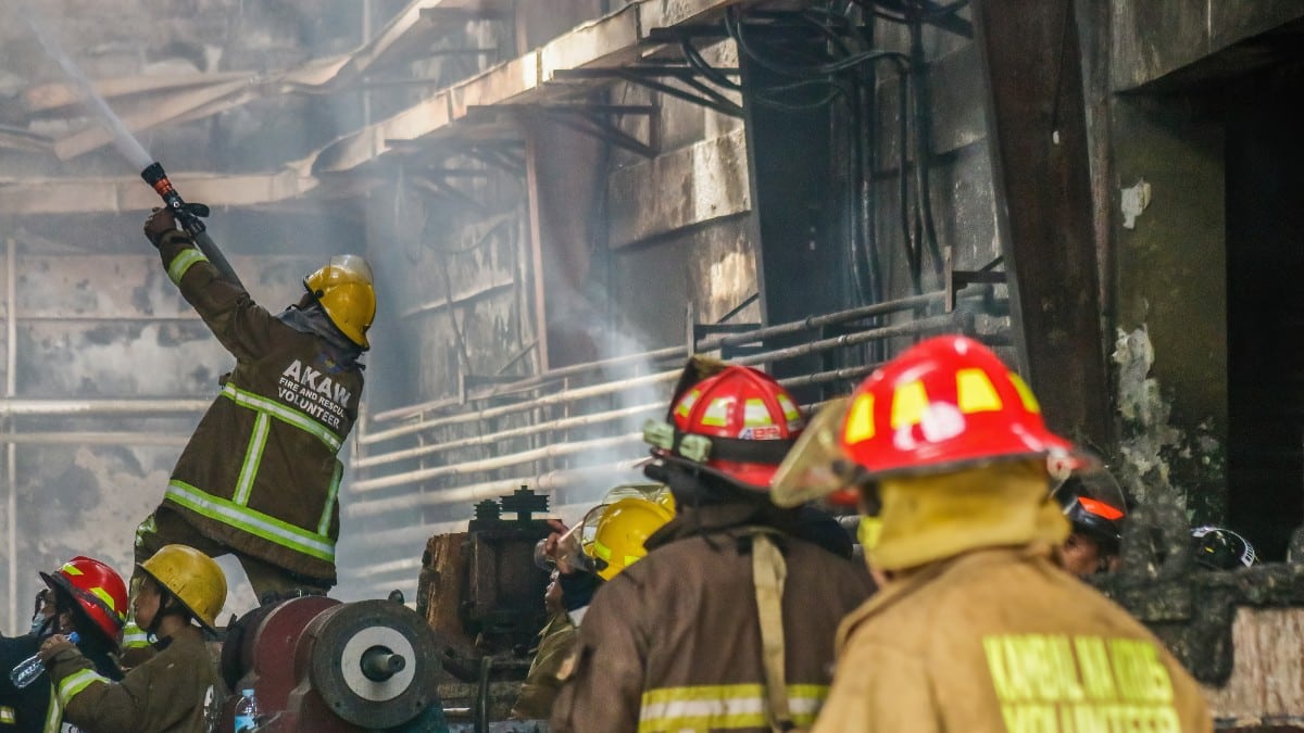 Mueren 15 personas en el incendio de una fábrica de ropa en Manila