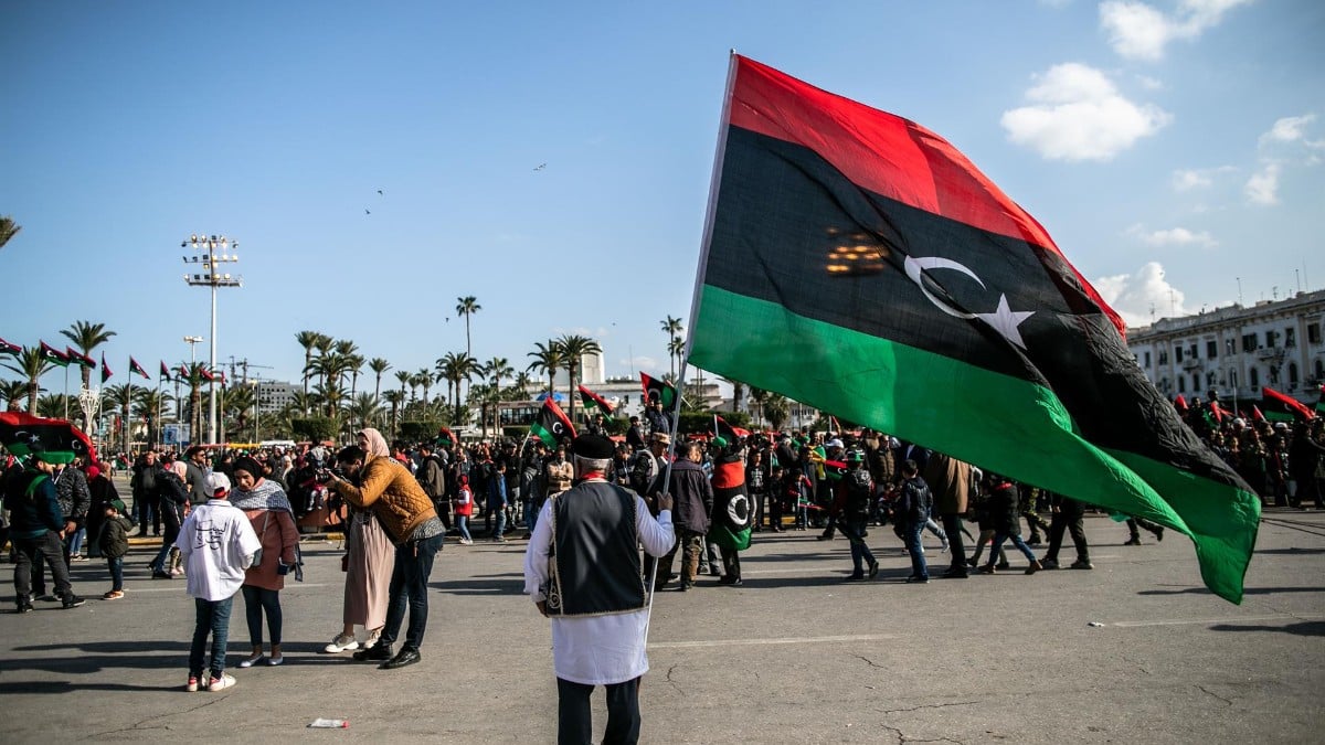 Imagen de archivo de un hombre con la bandera libia en una manifestación en Trípoli . Europa Press