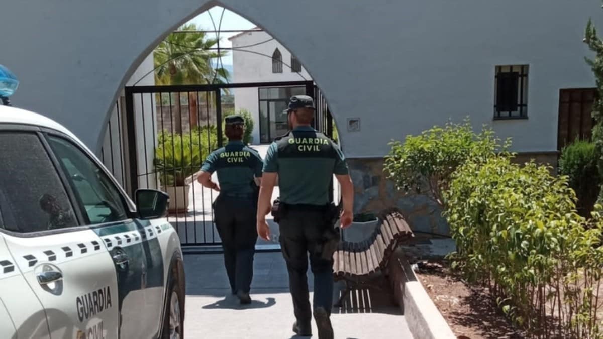 La Guardia Civil detiene a un marroquí por profanar cinco tumbas y extraer ataúdes con restos humanos en Alfarrasí (Valencia)