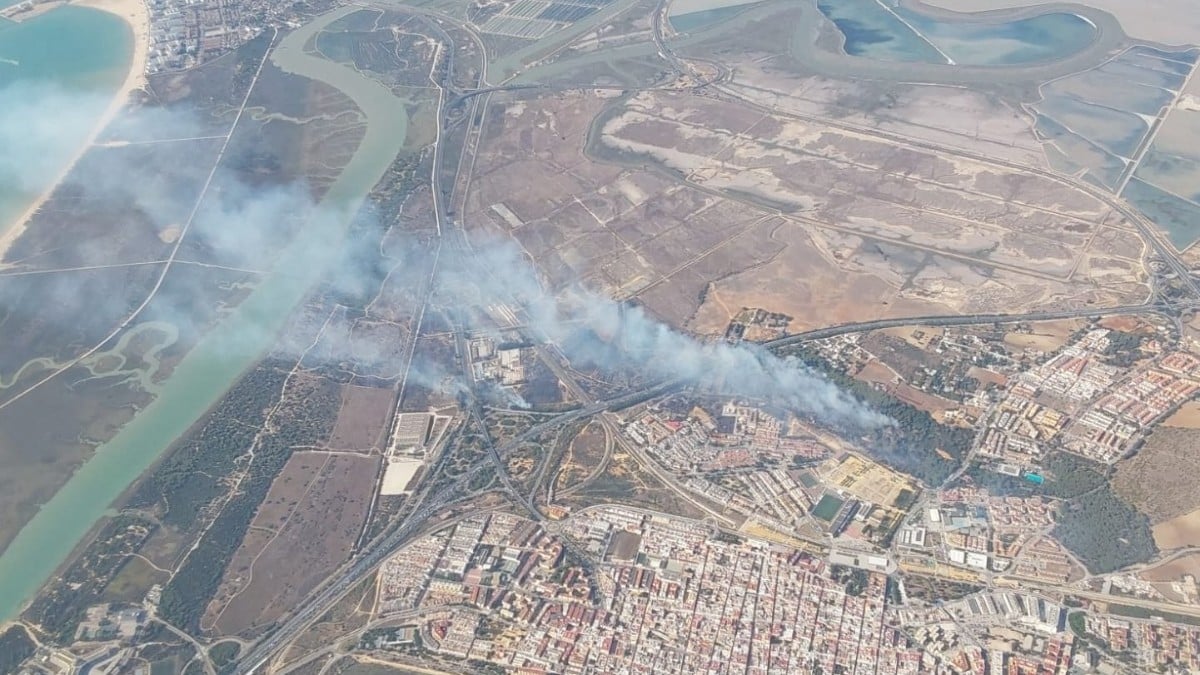 El Infoca da por estabilizado el incendio de Puerto Real (Cádiz), saldado con más de 40 heridos leves por humo y quemaduras