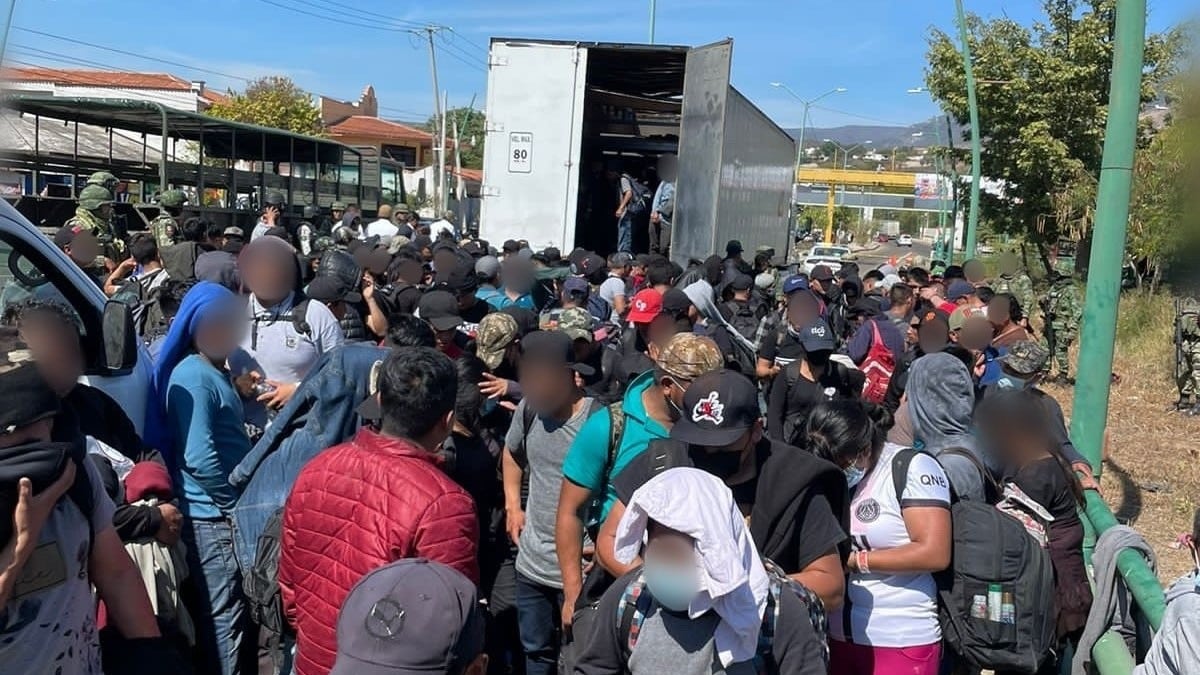 Hallan a 230 inmigrantes hacinados en un tráiler al sur de México