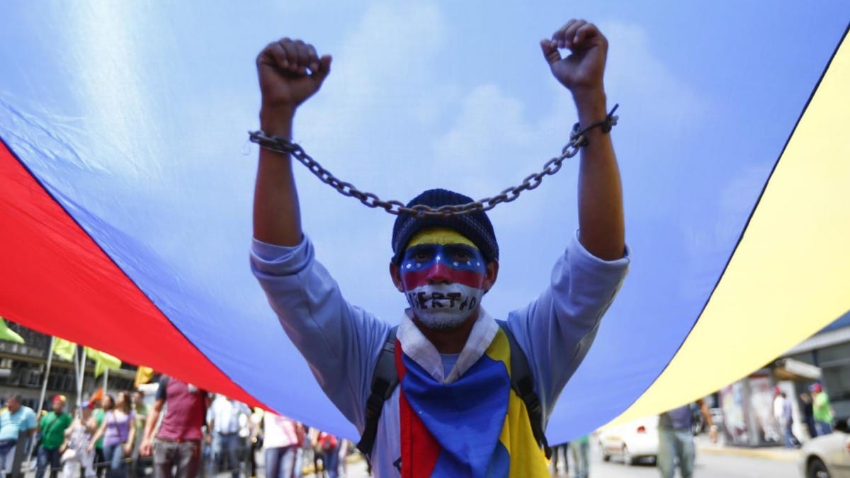 Aislamiento, torturas y tribunales amañados: Maduro mantiene en la cárcel a cerca de 300 presos políticos