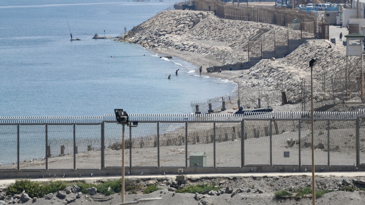 Un centenar de inmigrantes ilegales tratan de entrar a nado en Ceuta bordeando el espigón del Tarajal