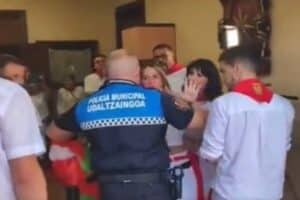 Momento en el que el policía impidió que la concejala de Bildu ondeara la ikurriña desde el balcón del ayuntamiento.