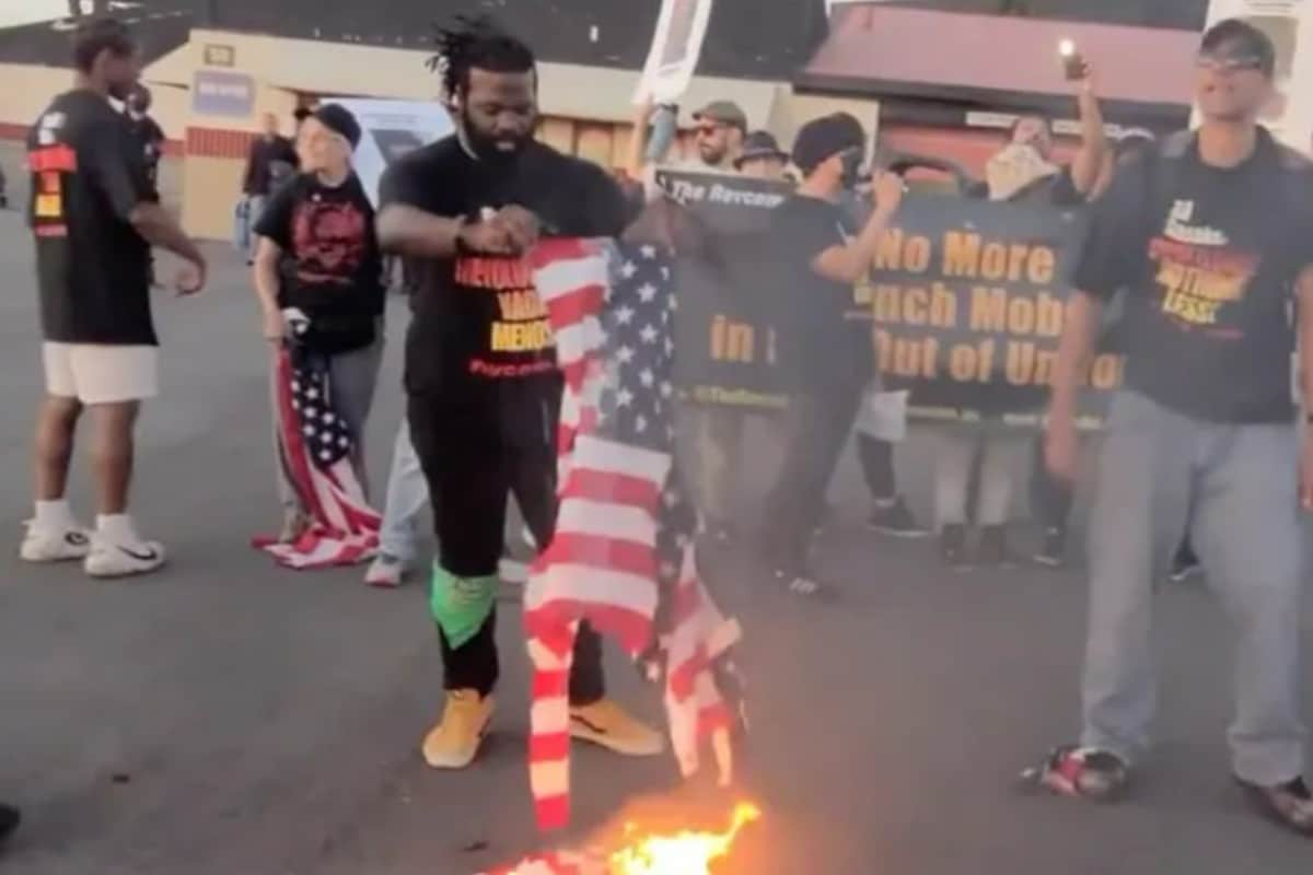 Miembros de Revcom queman la bandera de Estados Unidos.