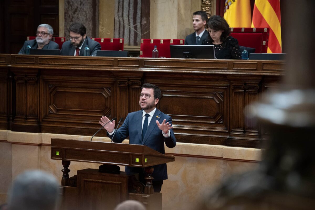 ERC y Junts pactan en el Parlament condicionar el «sí» a Sánchez al referéndum