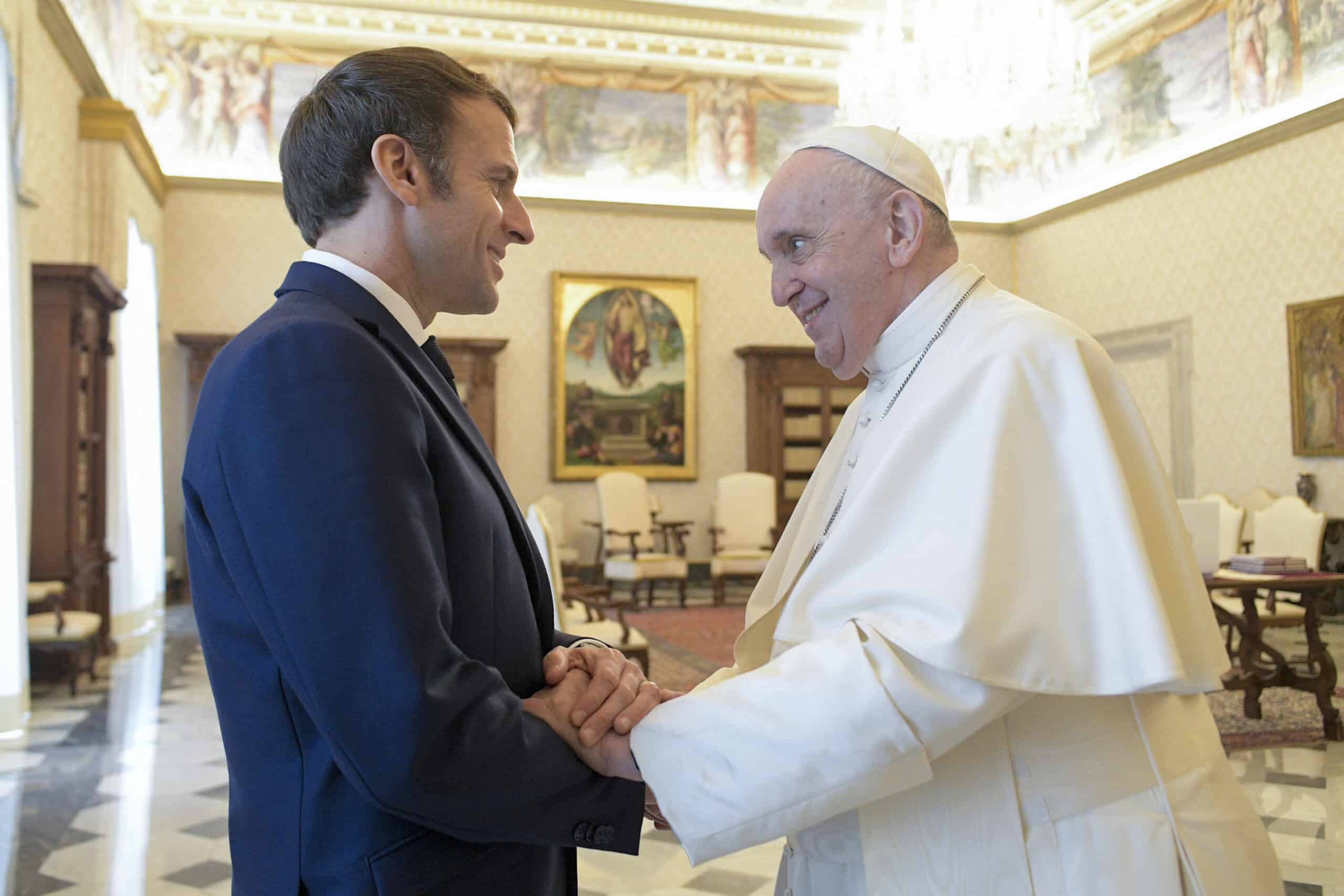 Foto de archivo de un encuentro entre Emmanuel Macron y el Papa Francisco. Europa Press