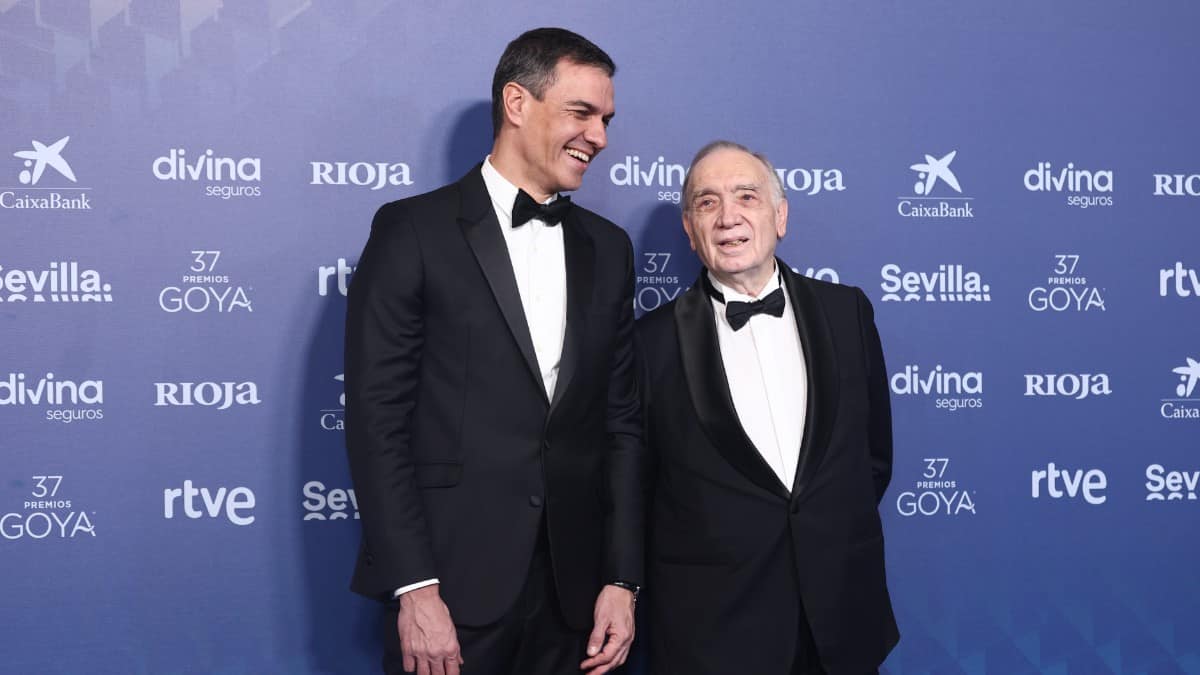 El presidente del Gobierno, Pedro Sánchez (i) y el presidente de la Academia del Cine, Fernando Méndez-Leite. Europa Press